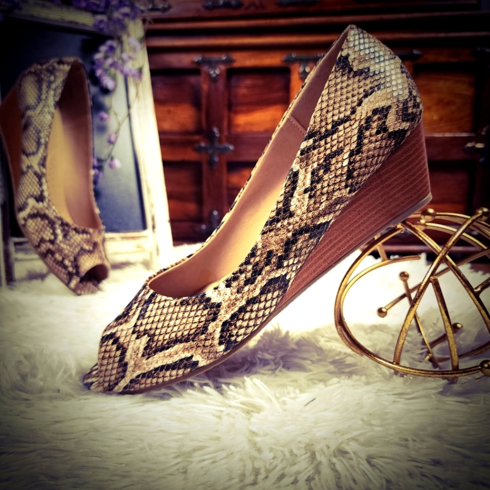 Journee Collection Snake Pattern Wedge 11
